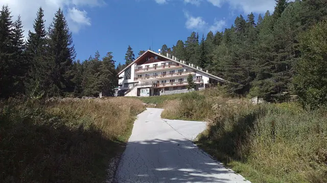 Skalni Mostove Hut
