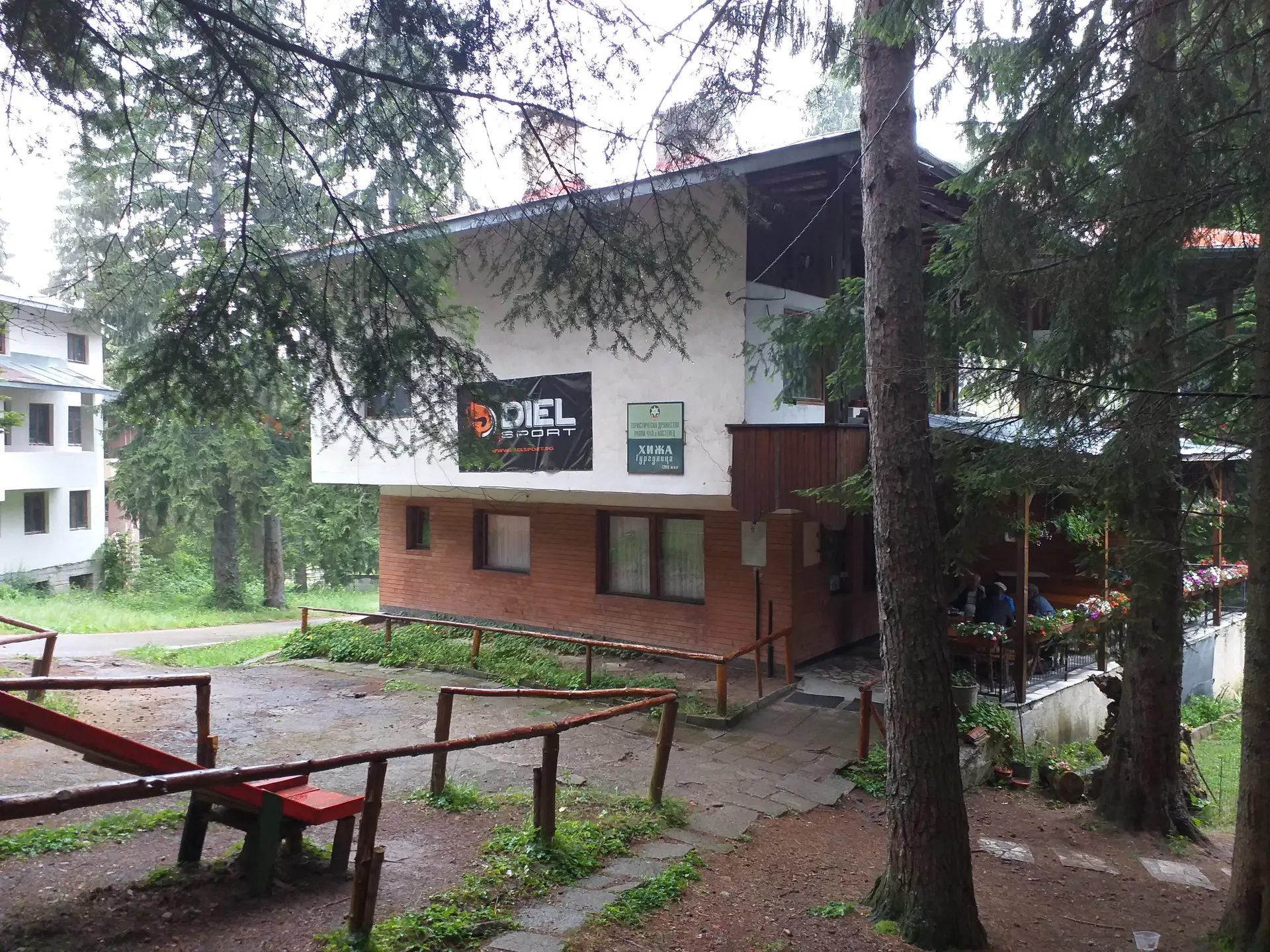Gurgulitsa Hut