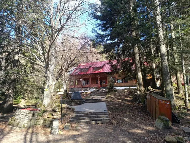 Momina Skala Hut