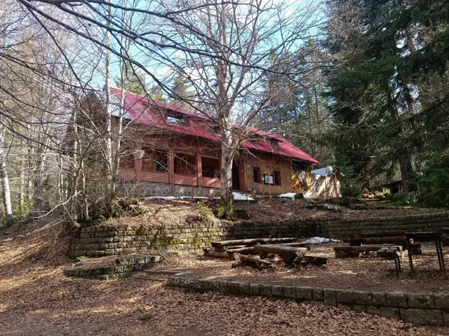 Momina Skala Hut