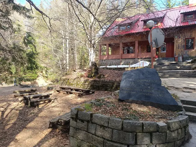Momina Skala Hut