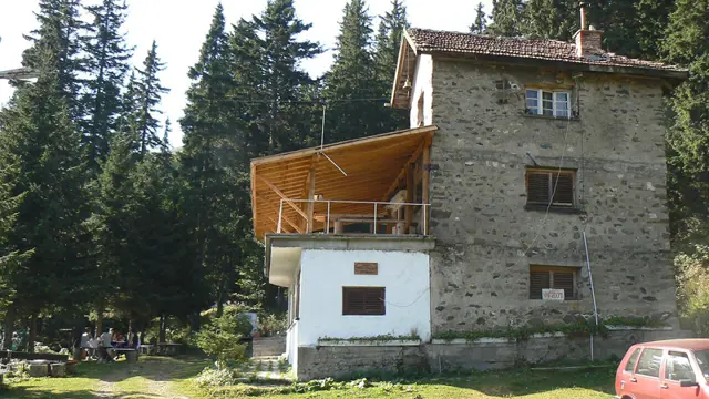 Kom Hut (old)