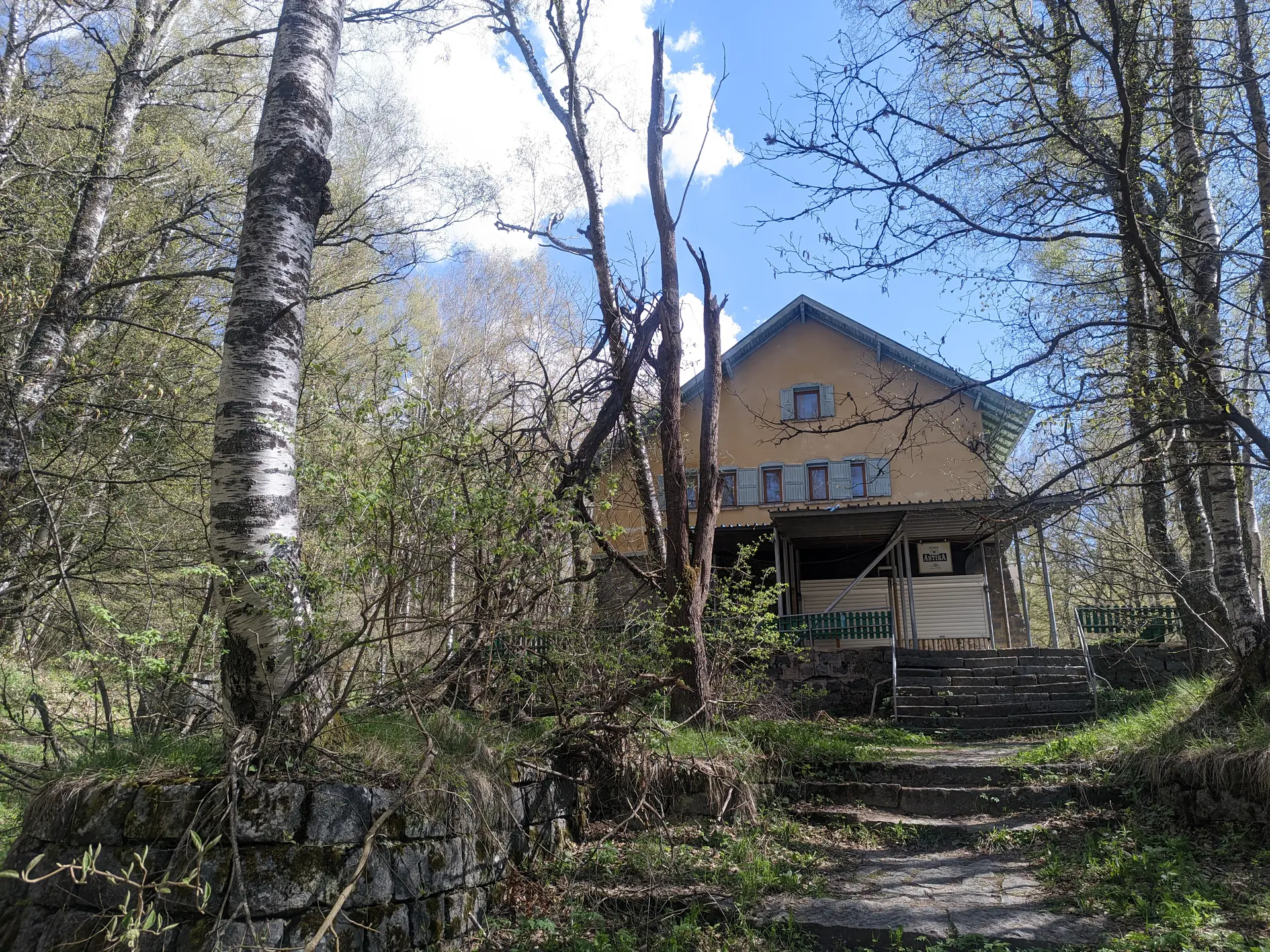 Belite Brezi Hut