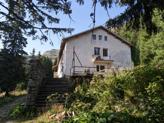 Skakavitsa Hut