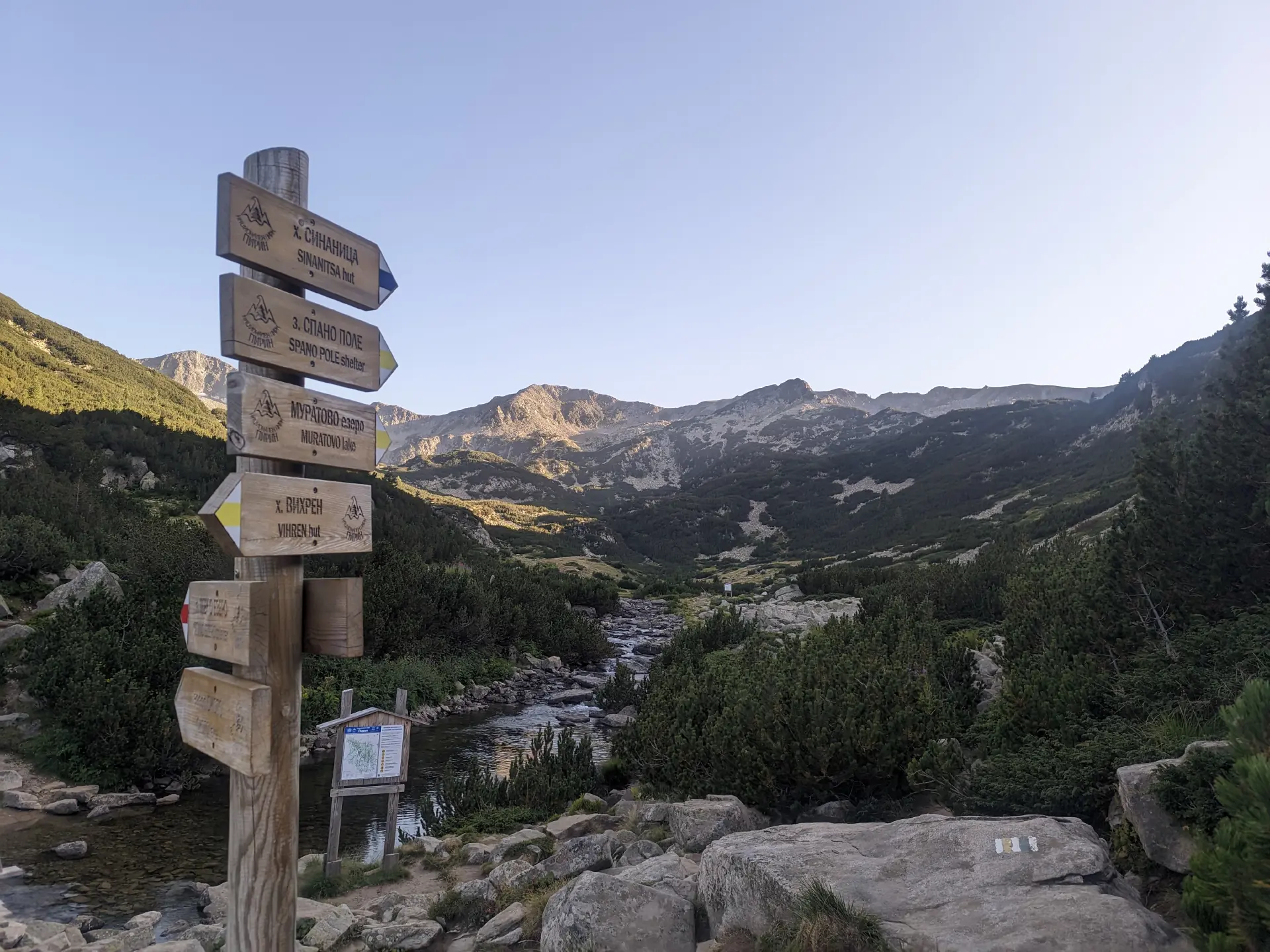 Junction between the trails for Banderitsa Gate and Banderski Lakes